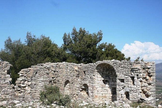 Tour of Saranda - Saranda Embankment and Onhezmi Gate: a free march through monuments, coins, and churches